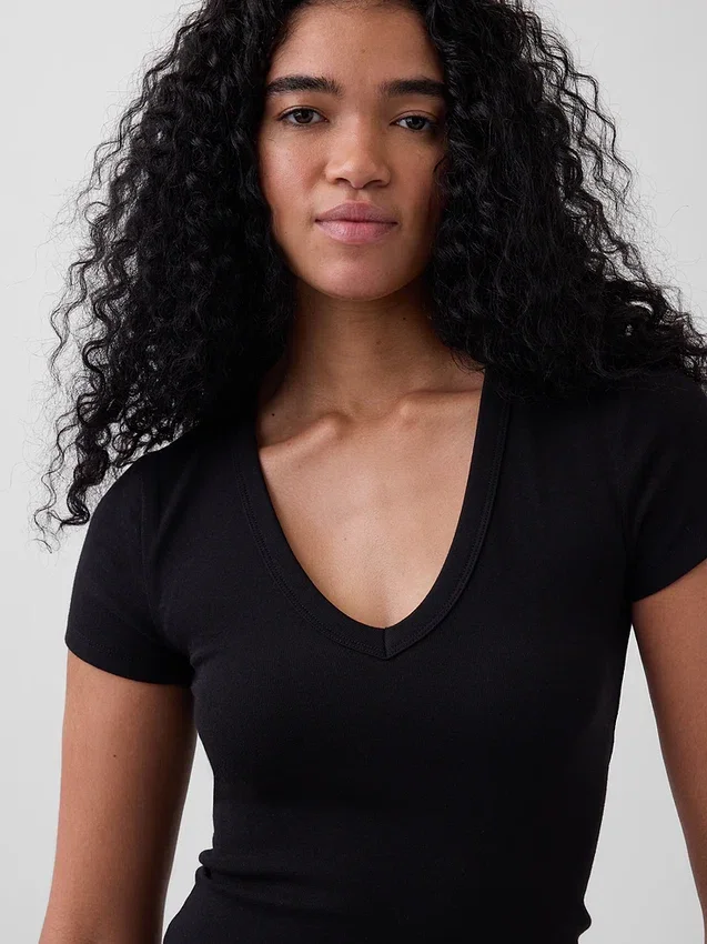 T-shirt moderna con scollo a V