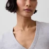 T-shirt moderna con scollo a V