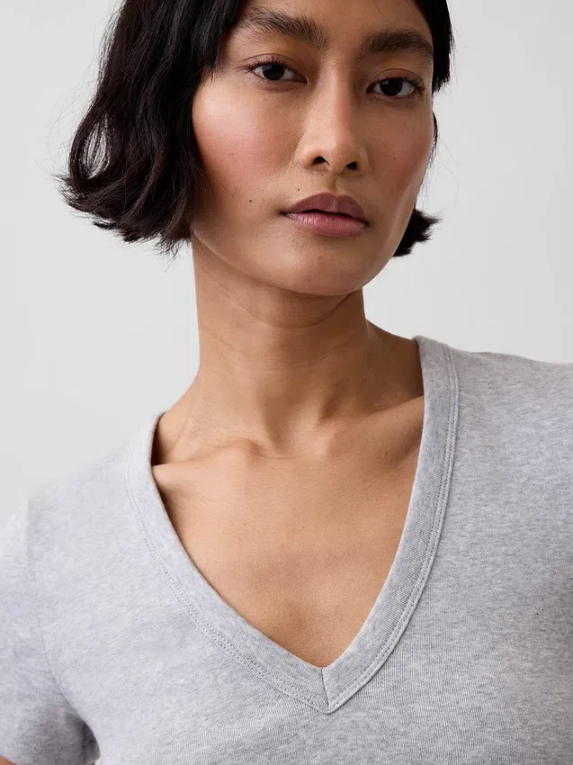 T-shirt moderna con scollo a V