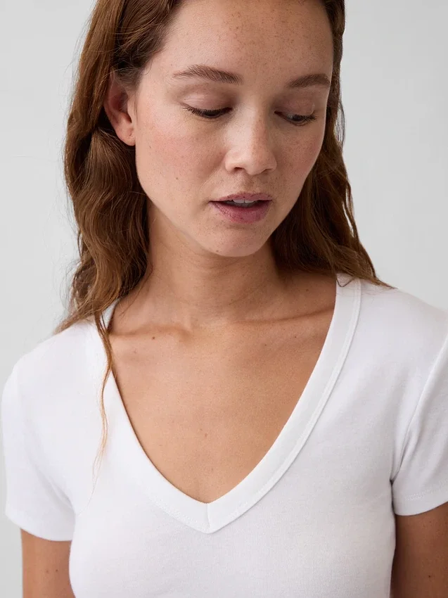 T-shirt moderna con scollo a V