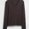T-shirt moderna con scollo a V