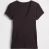 T-shirt moderna con scollo a V