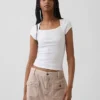 T-shirt moderna con scollo quadrato
