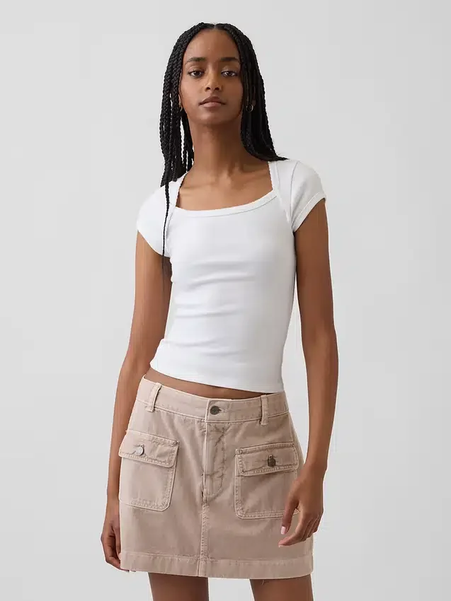 T-shirt moderna con scollo quadrato