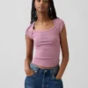 T-shirt moderna con scollo quadrato