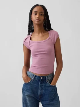 T-shirt moderna con scollo quadrato