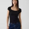 T-shirt moderna con scollo quadrato