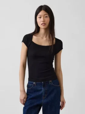 T-shirt moderna con scollo quadrato