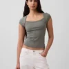 T-shirt moderna con scollo quadrato