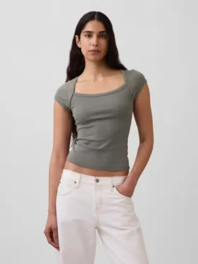T-shirt moderna con scollo quadrato