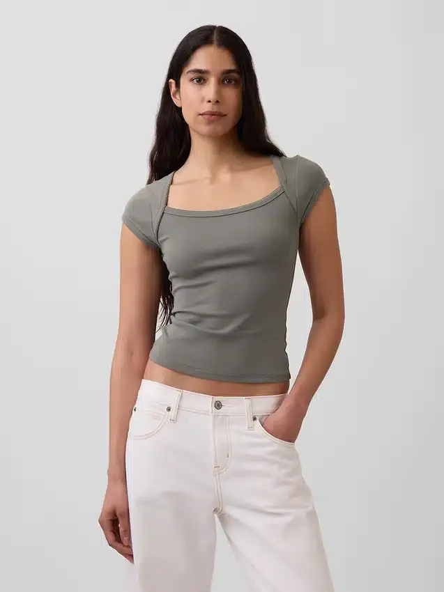T-shirt moderna con scollo quadrato