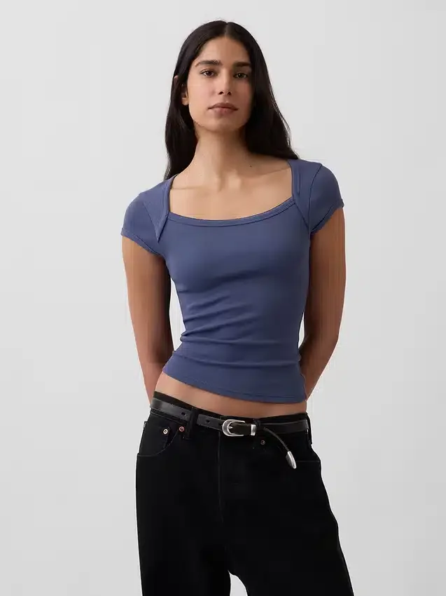 T-shirt moderna con scollo quadrato