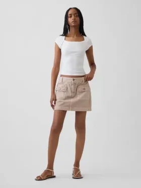 T-shirt moderna con scollo quadrato