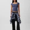 T-shirt moderna con scollo quadrato