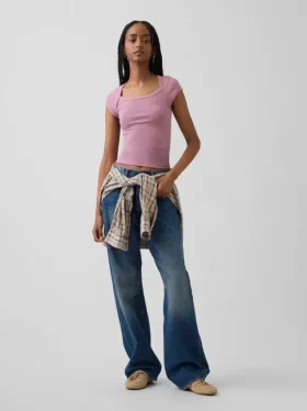T-shirt moderna con scollo quadrato
