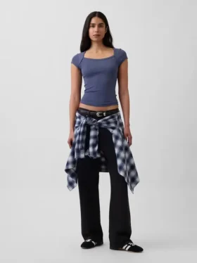 T-shirt moderna con scollo quadrato