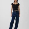 T-shirt moderna con scollo quadrato