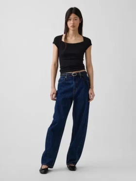 T-shirt moderna con scollo quadrato