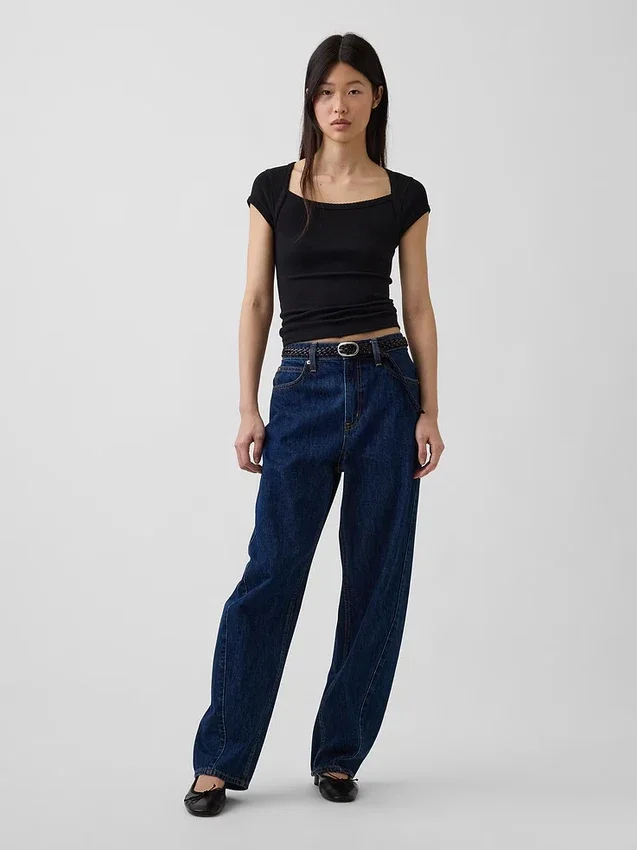 T-shirt moderna con scollo quadrato