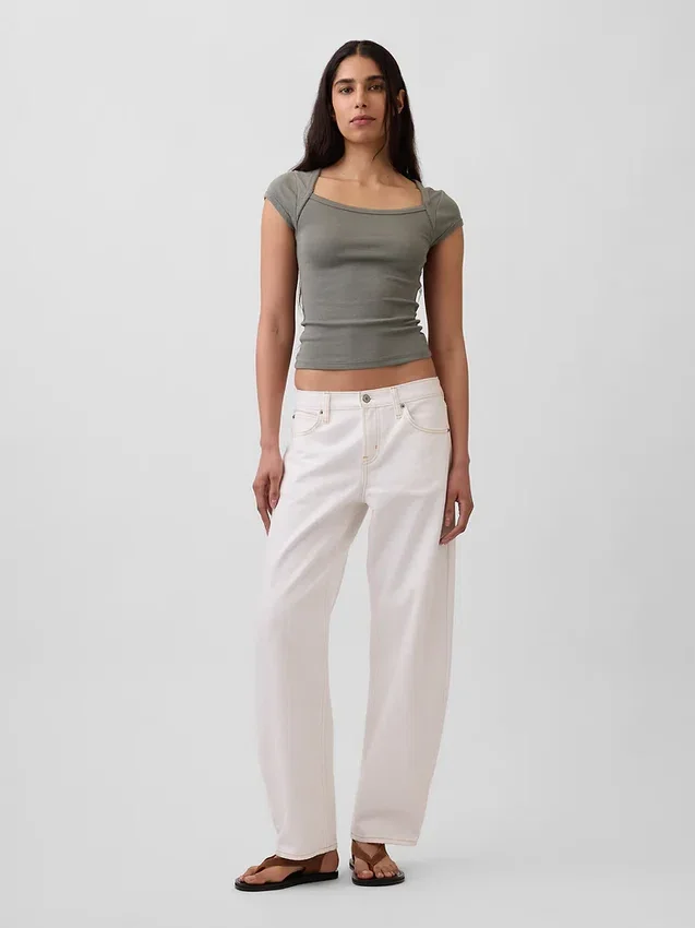 T-shirt moderna con scollo quadrato