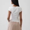 T-shirt moderna con scollo quadrato