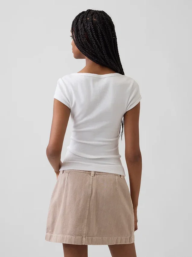 T-shirt moderna con scollo quadrato