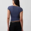 T-shirt moderna con scollo quadrato