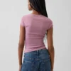T-shirt moderna con scollo quadrato