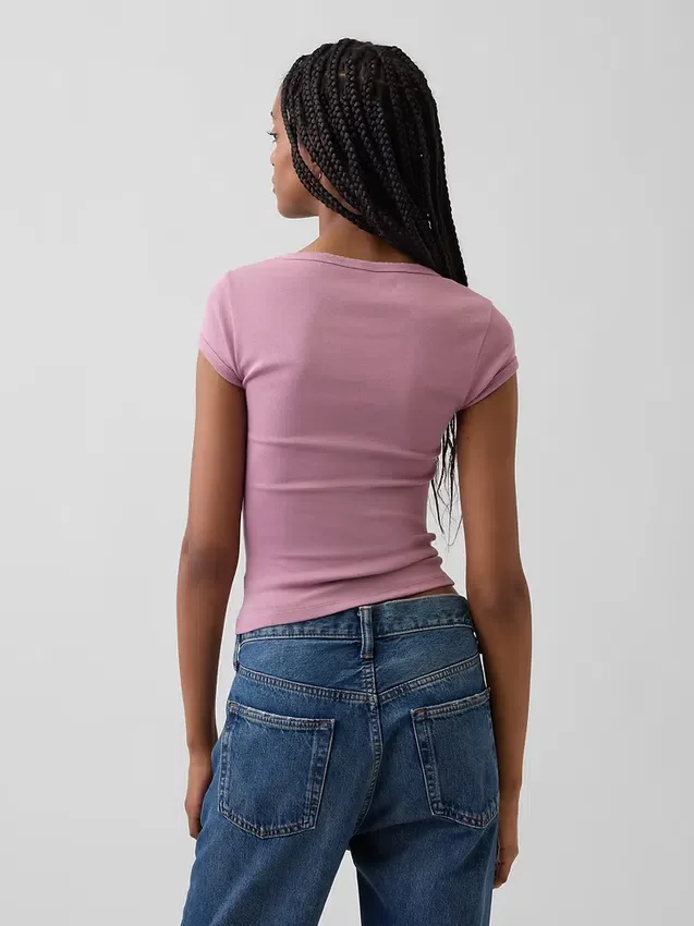 T-shirt moderna con scollo quadrato