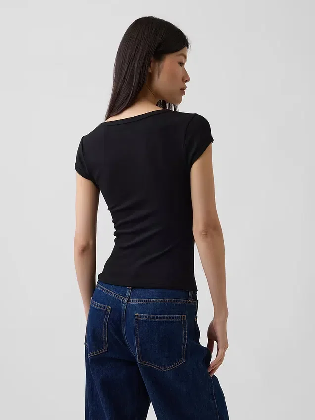 T-shirt moderna con scollo quadrato