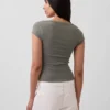 T-shirt moderna con scollo quadrato