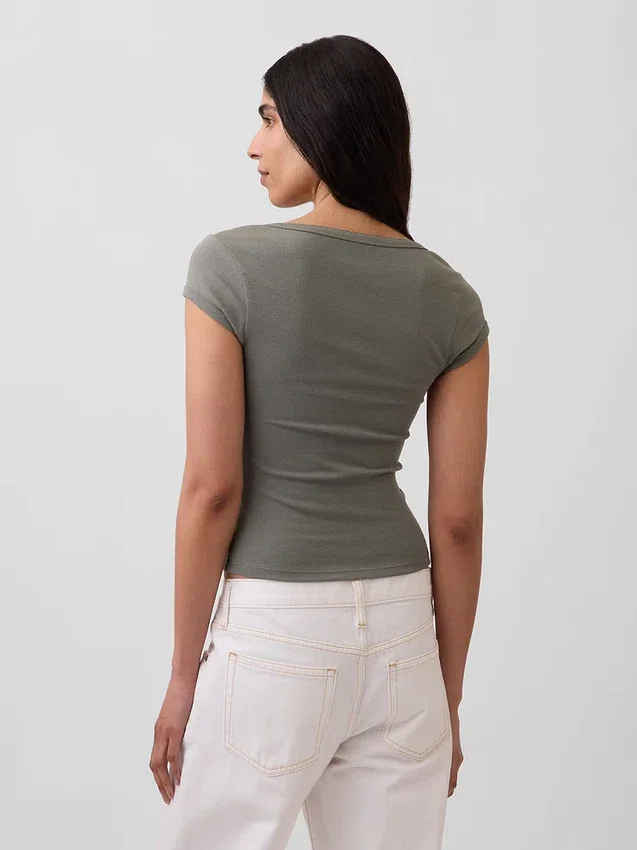 T-shirt moderna con scollo quadrato