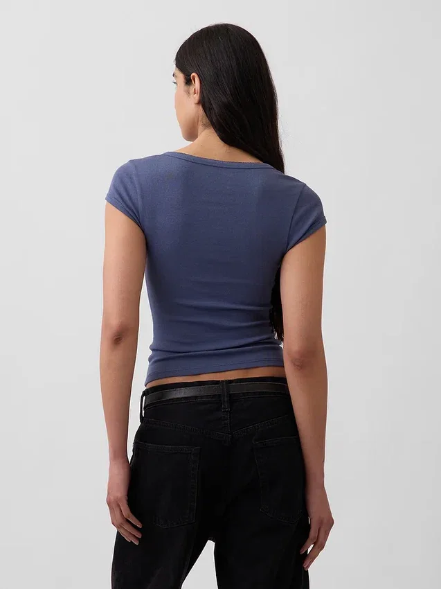 T-shirt moderna con scollo quadrato