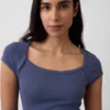 T-shirt moderna con scollo quadrato