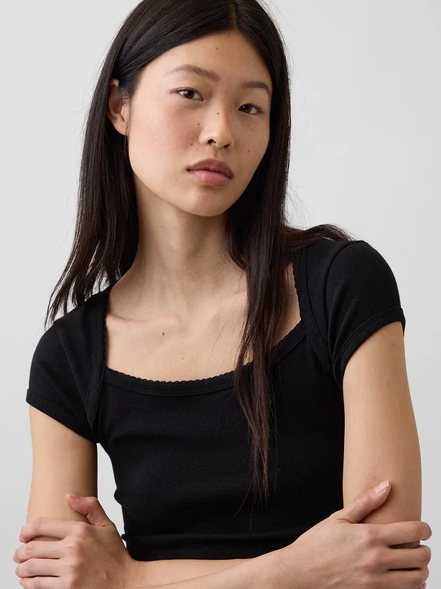 T-shirt moderna con scollo quadrato