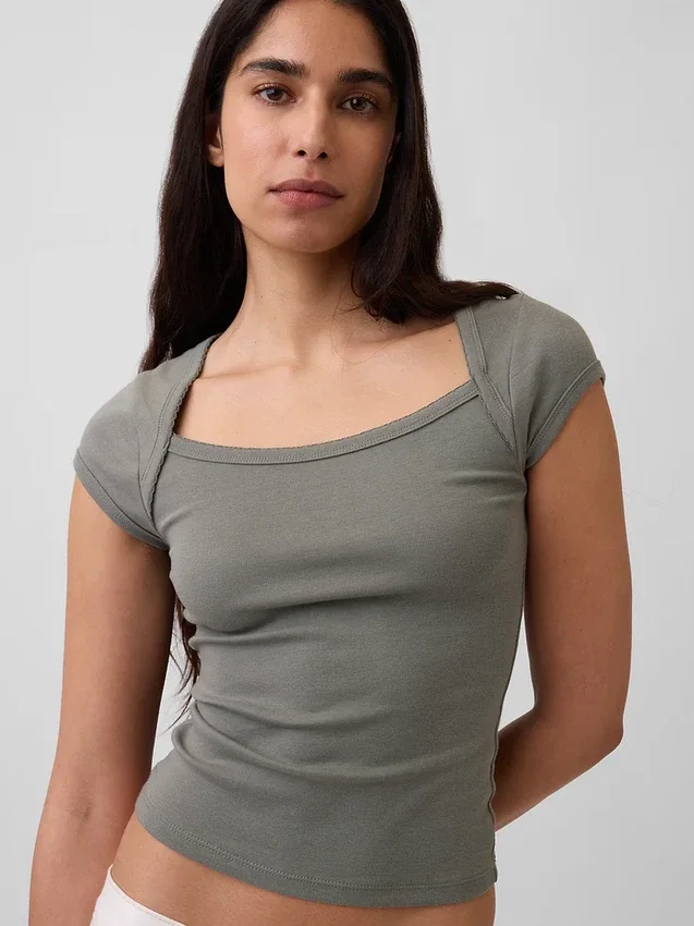 T-shirt moderna con scollo quadrato