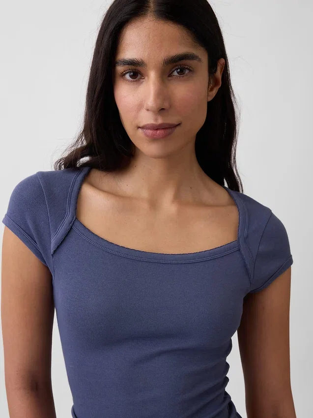 T-shirt moderna con scollo quadrato