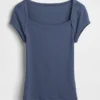 T-shirt moderna con scollo quadrato