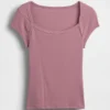 T-shirt moderna con scollo quadrato