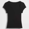 T-shirt moderna con scollo quadrato