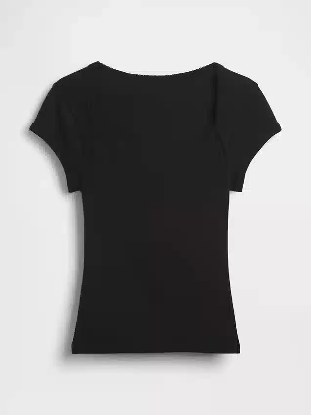 T-shirt moderna con scollo quadrato
