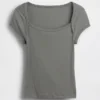 T-shirt moderna con scollo quadrato