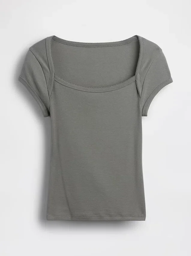 T-shirt moderna con scollo quadrato