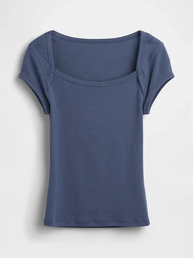 T-shirt moderna con scollo quadrato