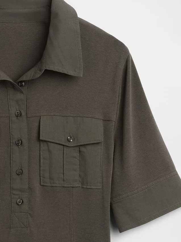 T-shirt utility moderna con maniche al gomito