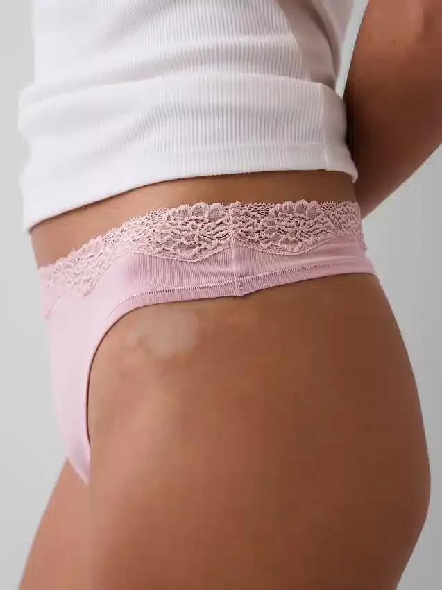 Tanga in cotone biologico elasticizzato con bordi in pizzo