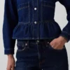Top aderente in denim con peplo