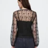 Top con volant in pizzo riciclato