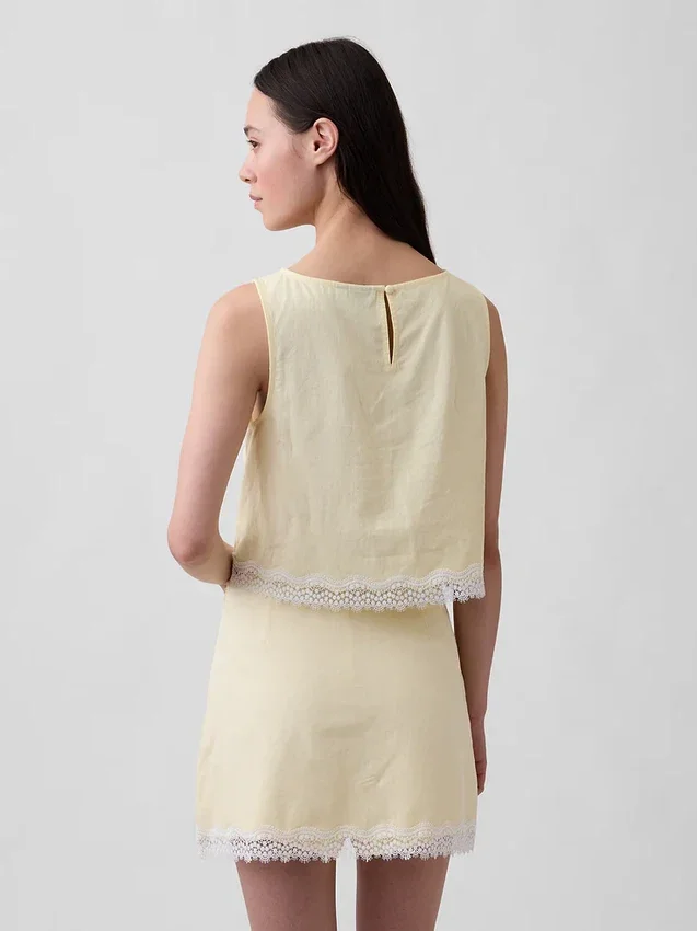 Top corto con orlo in pizzo in misto lino