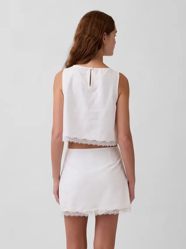 Top corto con orlo in pizzo in misto lino